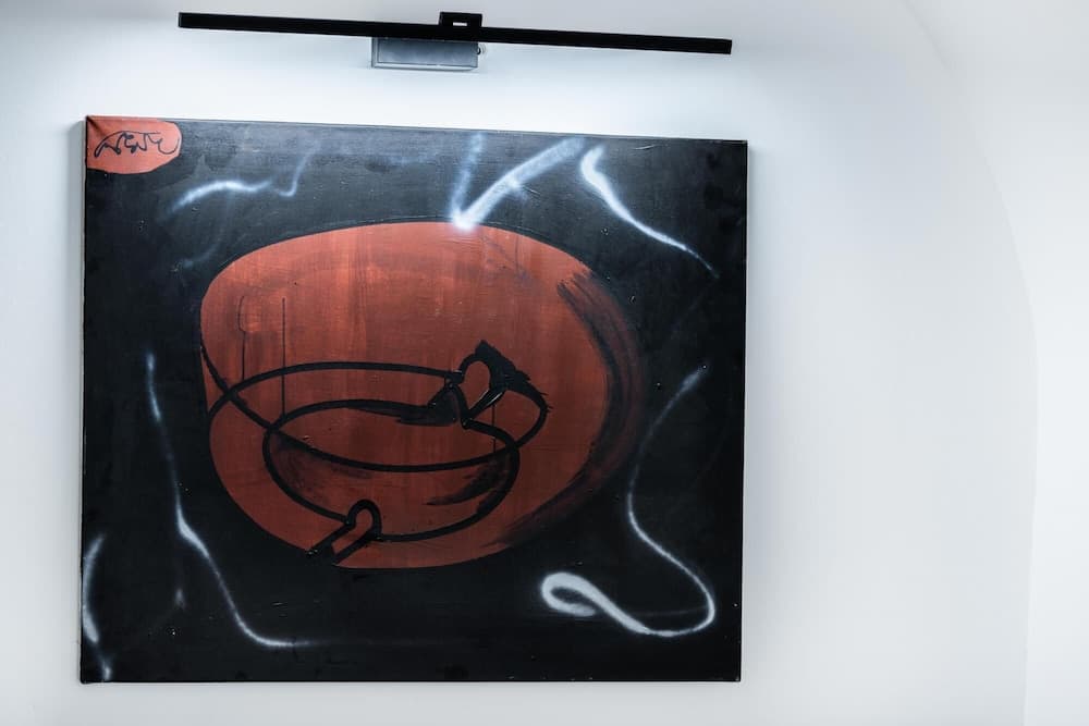 Suiten Apartment Art Collection With Kind Bed Air Conditioning and two Separate Bedrooms