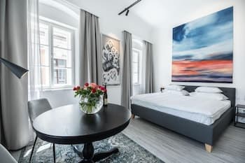 Deluxe Studio Art Collection With King Bed View and Air Conditioning