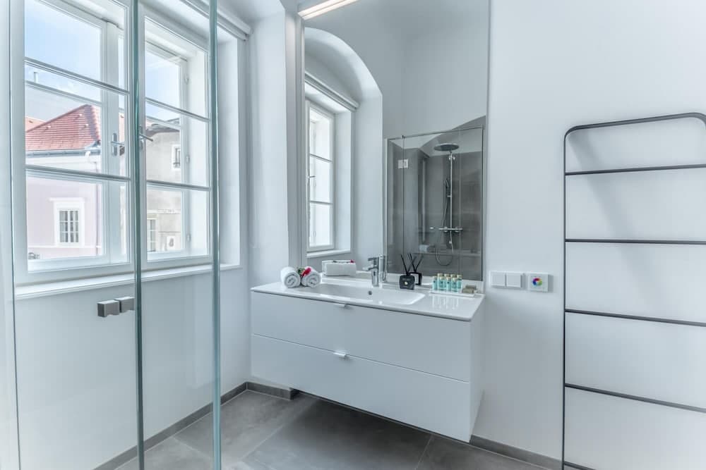 Deluxe Studio Art Collection With King Bed View and Air Conditioning