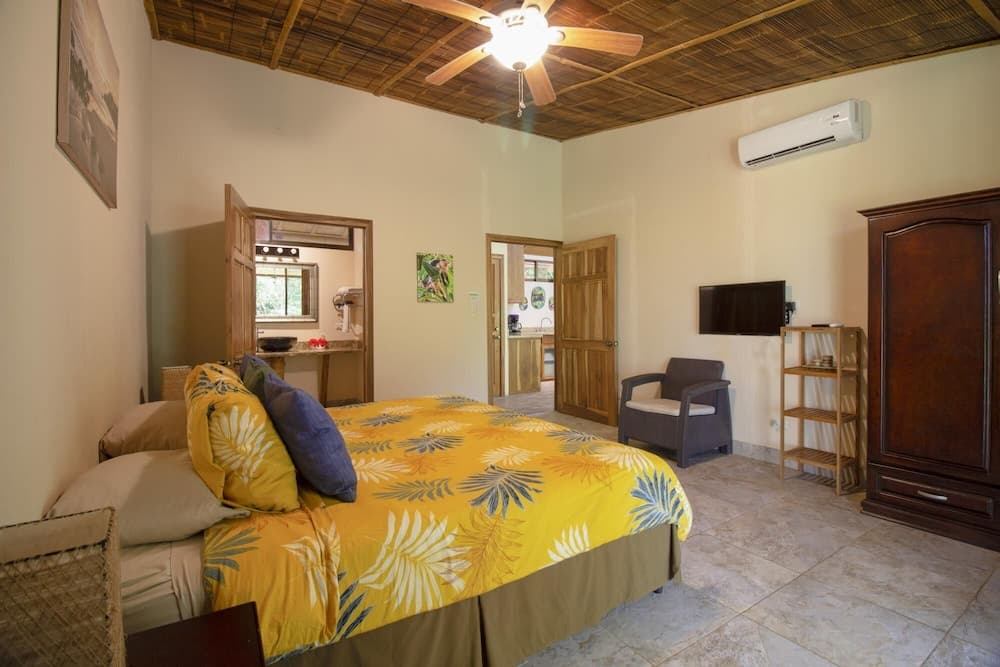 Bali Inspired Casa Cascada w Jungle Views Wi-fi Private Pool ac