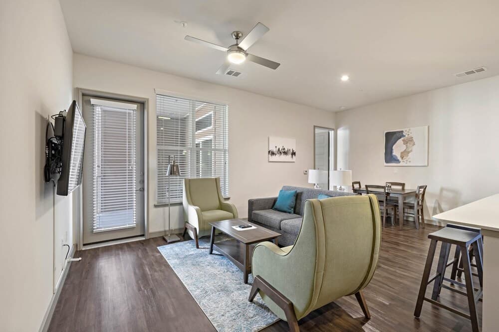 Spacious 2BR Apt Downtown Location