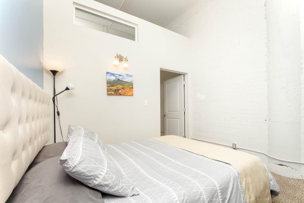 Downtown Denver 2BR Apartment Open Plan