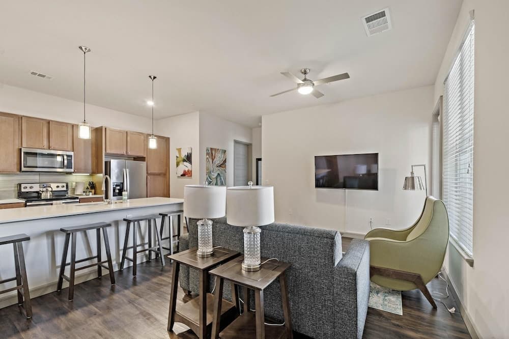 Spacious Private and Elegant Downtown Location