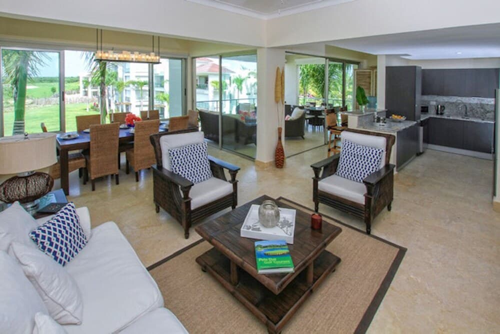 Spacious 3 BDR Fully-equipped Condo With Pool and Golf View