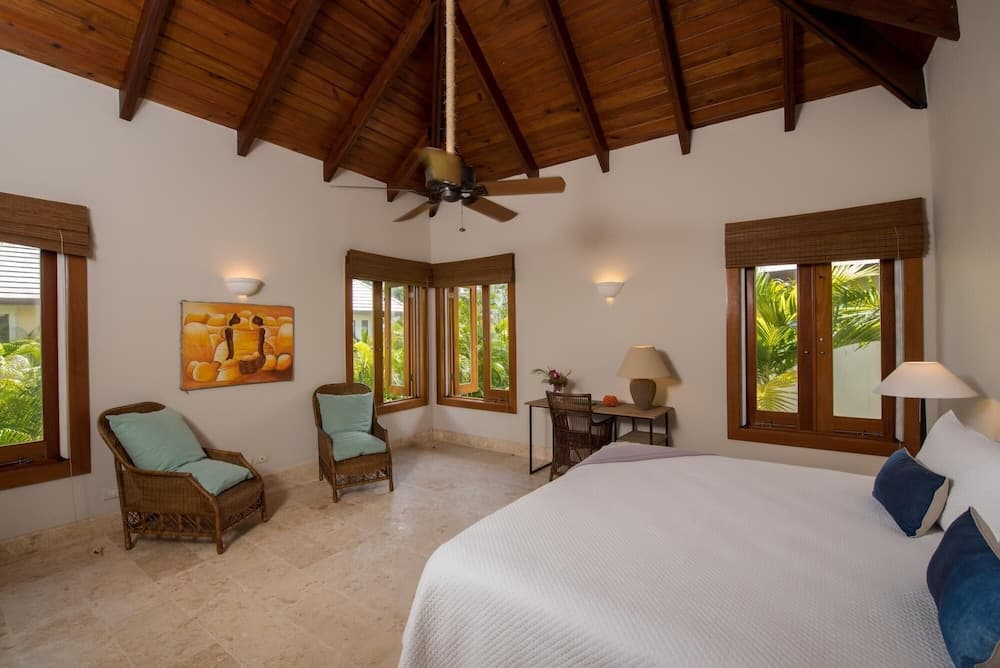 Lake Front Villa With Open Design in Luxury Resort