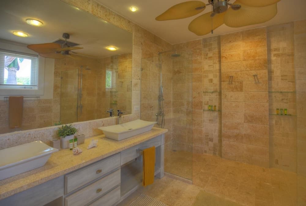 Golf-front Villa With Large Garden and Pool Area in Exclusive Beach Resort