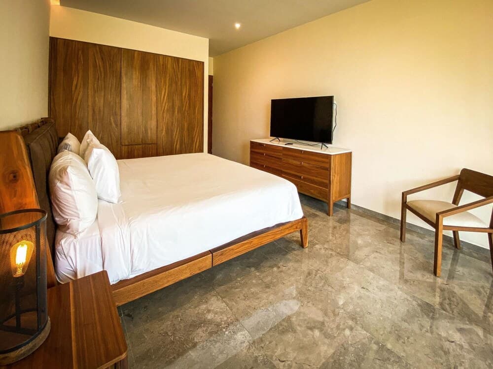 Bright Stylish 2 BR Condo With Pool View Gym Spa Access