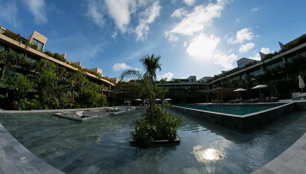 Bright Studio Apartment With Iconic Views Pool Access Garden Spa Gym