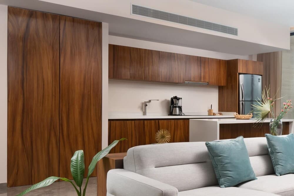 Spacious 2 Bedroom Apartment With Pool View 10 min From the Beach