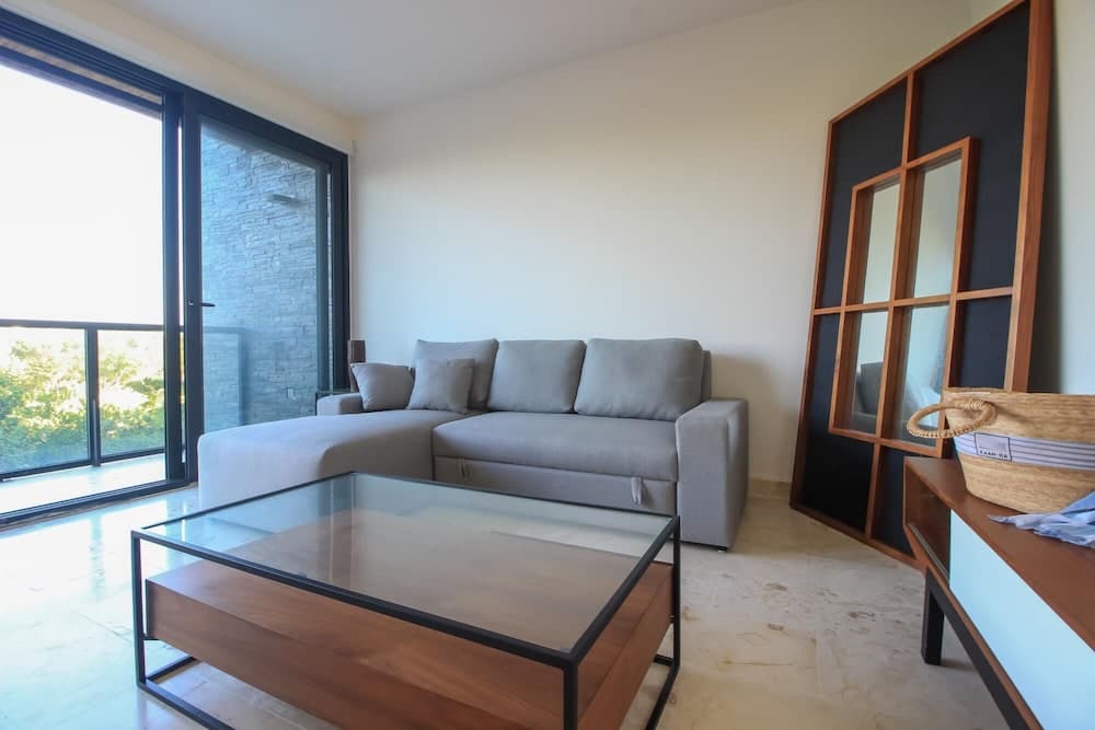 Lovely Charming Condo With Balcony and Great Pool Facilities