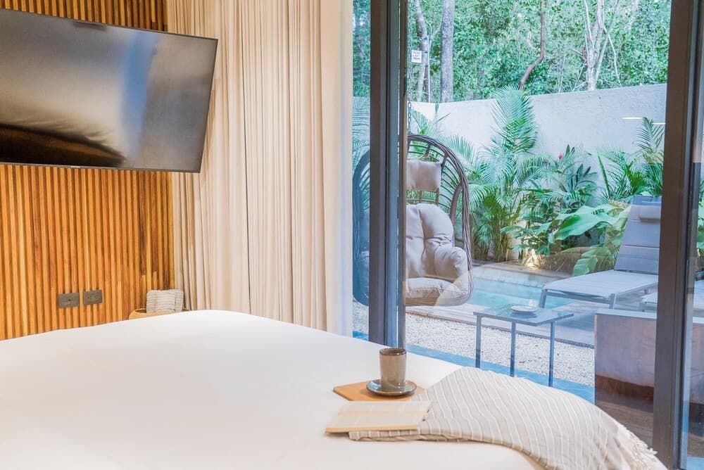 Nice Avant-garde Studio Charming Private Terrace Mini-plunge Pool and Great Amenities