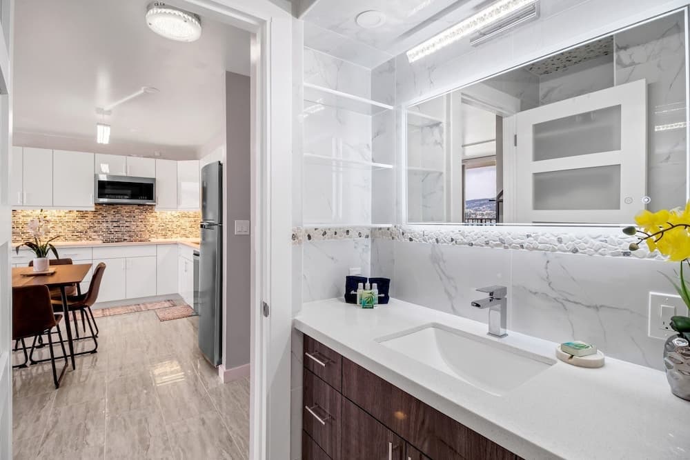 Newly Remodeled - 30th Floor Suite with EPIC Mountain Views by Koko Resort Vacation Rentals