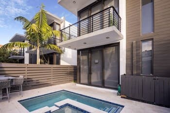 Coral Ridge Playtime - Gorgeous Private Pool Home Close To Everything! 3 Bedroom Townhouse by Redawning