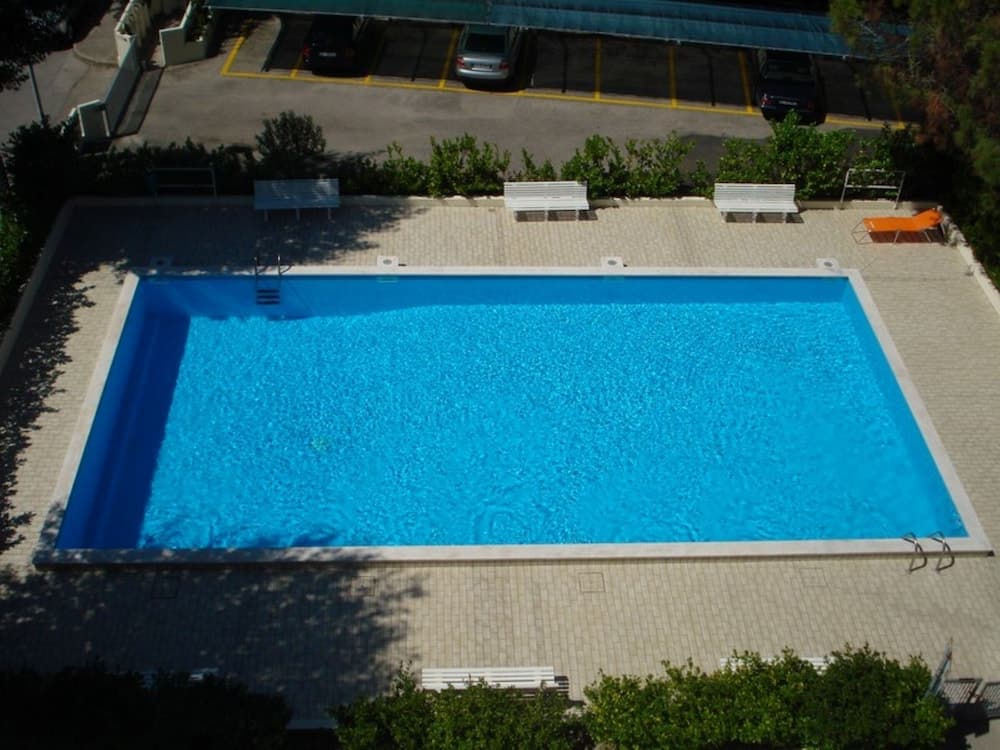 Red Flat With Shared Pool and Private Parking