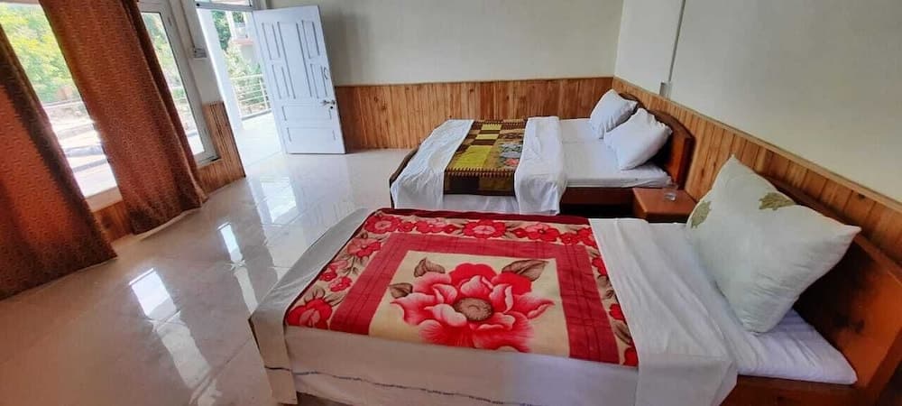 Four Star Hotel & Restaurant