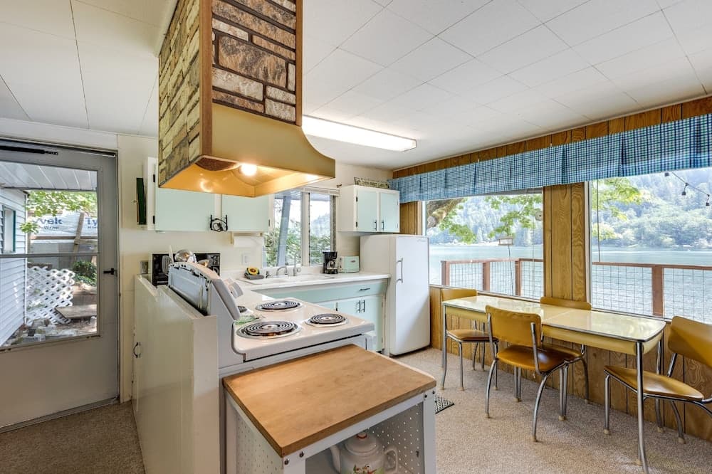 Mt Baker Lodging Cabin 24 - LAKESIDE, SLEEPS 4! by MBL