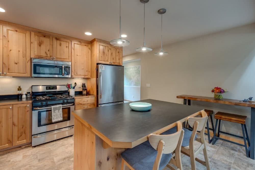 Mt Baker Lodging Cabin 52 - PETS, HOT TUB, SLEEPS 6! by MBL