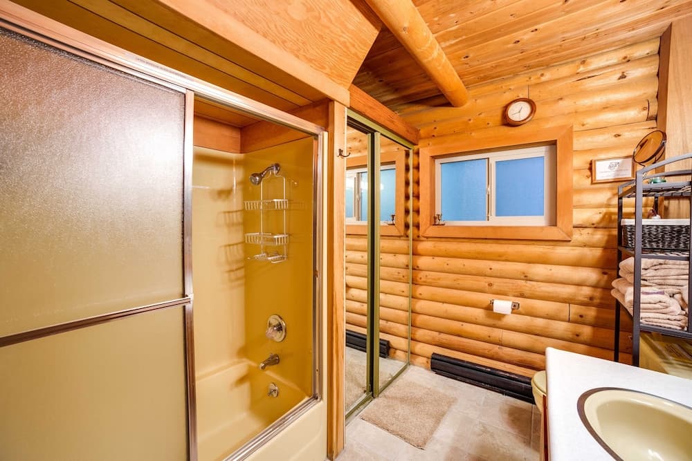 17MBR - Log Cabin - BBQ - Pets Ok - WiFi - Sleeps 8