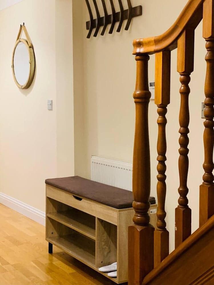 Waterside Townhouse With Balcony And Marina View