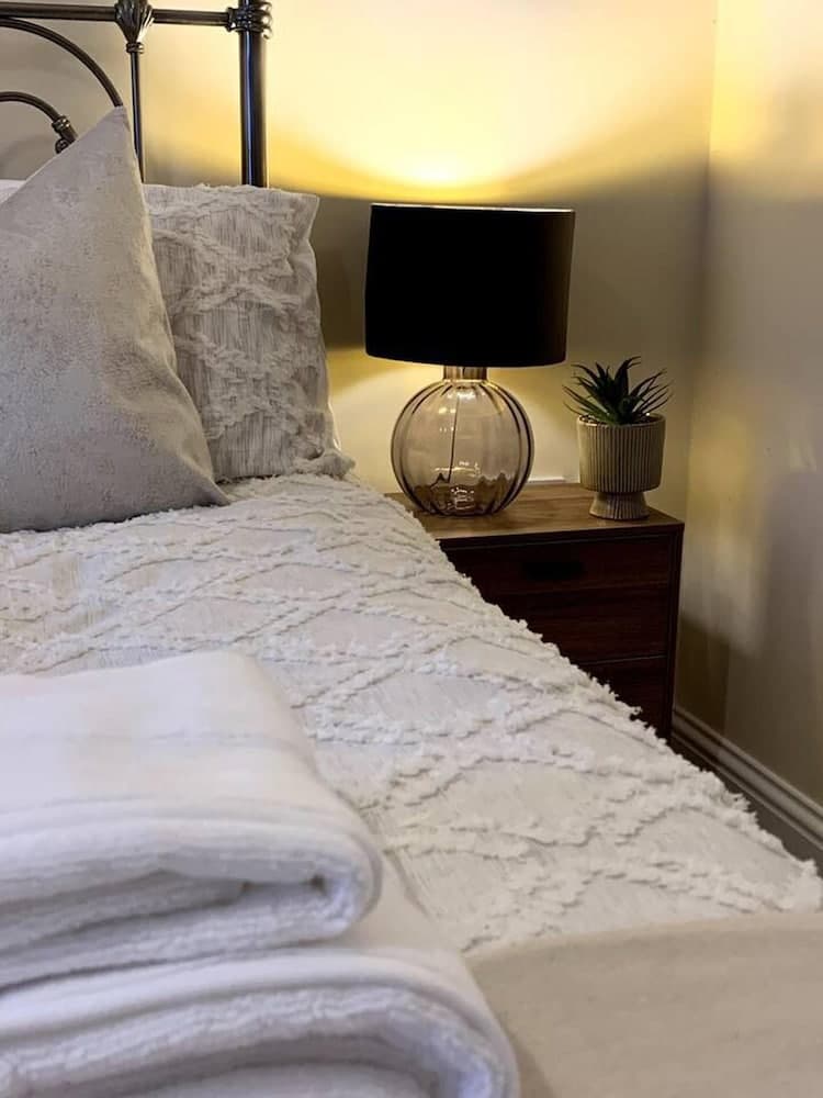 Waterside Townhouse With Balcony And Marina View