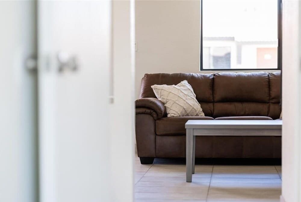 212-Fully Furnished 1BR Suite-Outdoor Pool! by RedAwning