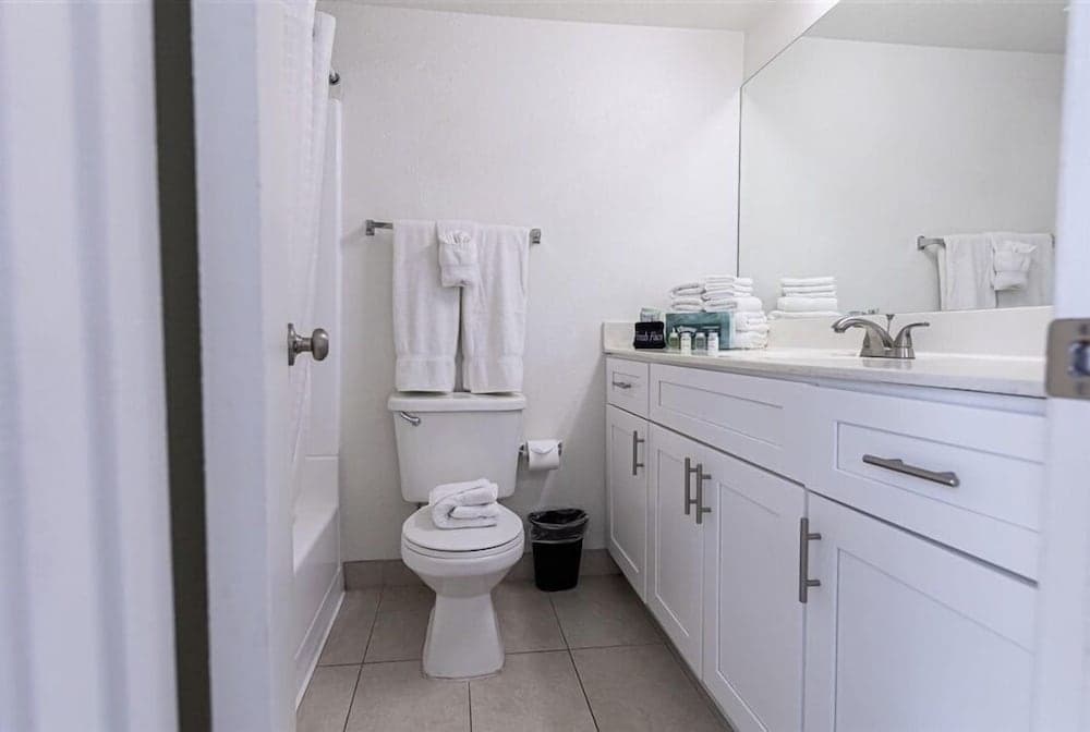 212-Fully Furnished 1BR Suite-Outdoor Pool! by RedAwning