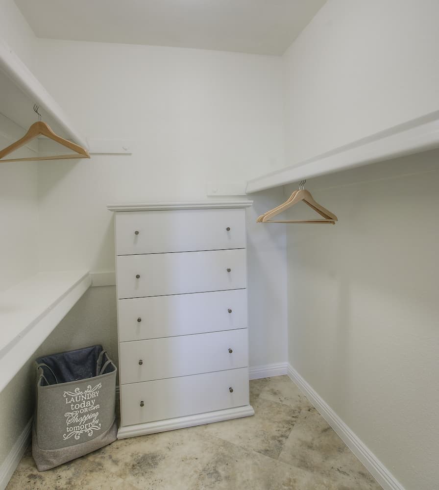 140 Fully Furnished Condo with WiFi by RedAwning