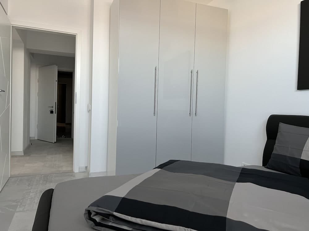 Stunning 2-Room Penthouse Lakeview W11