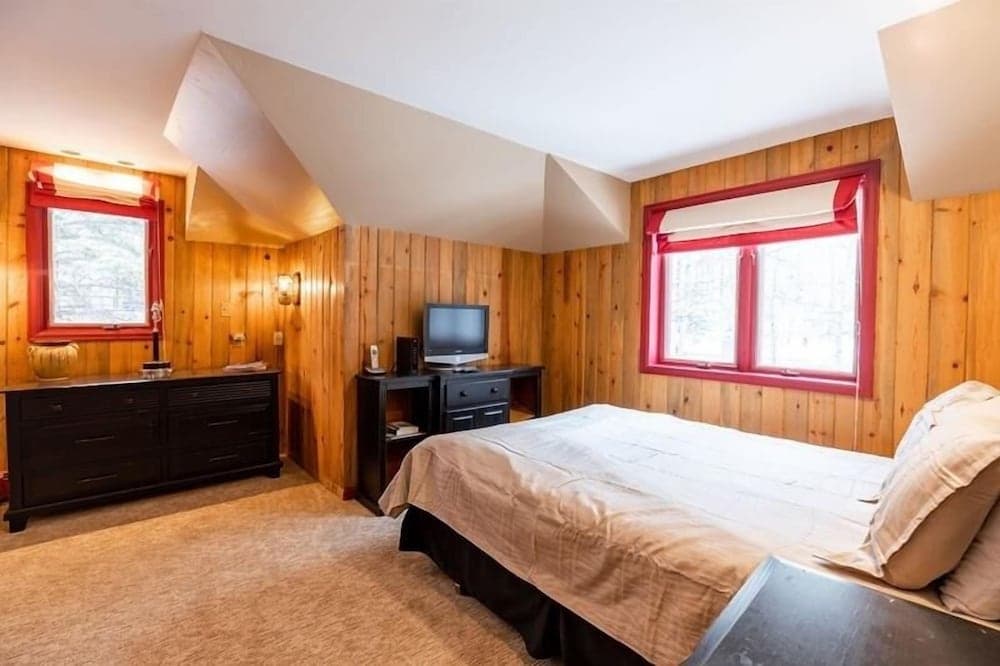 Sunburst Duplex with Private Hot Tub on the Back Deck by RedAwning