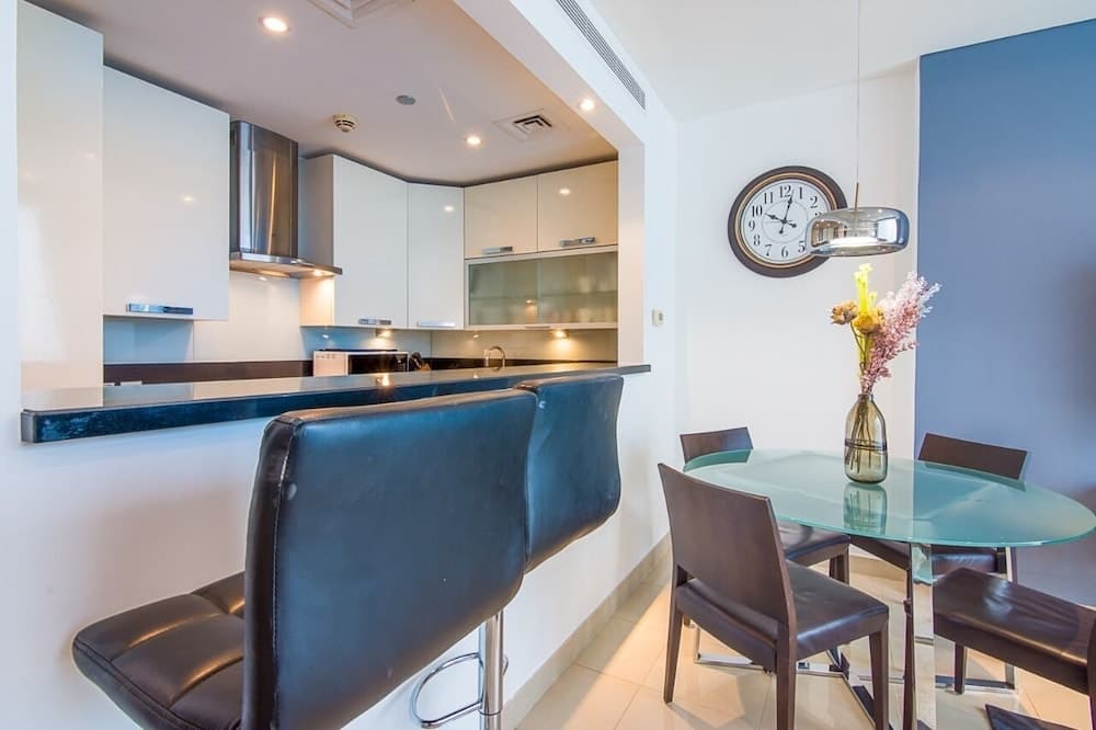 Jlt Bonnington Tower 1 Br Apartment Lake View