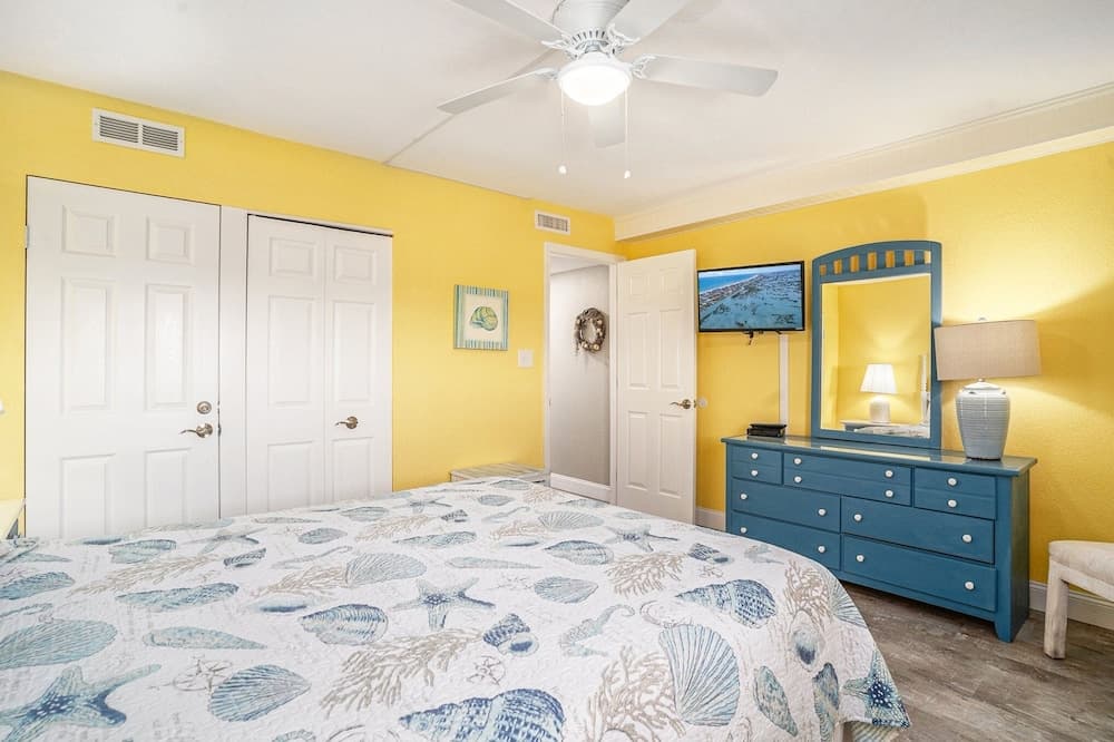 1001 Waters Edge Resort 3 Bedroom Condo by RedAwning