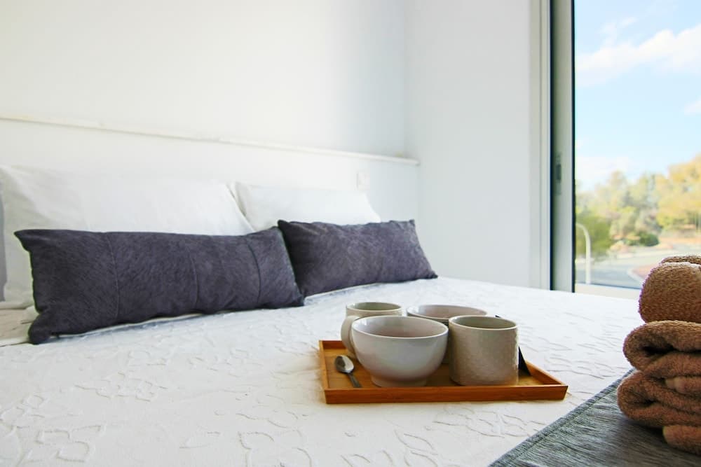 Phaedrus Living: Seaside Executive Flat Harbour 202