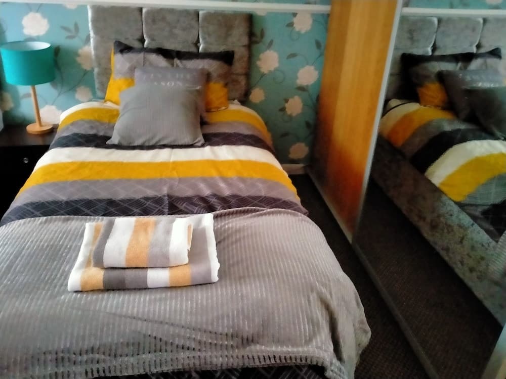 The Nest, an Immaculate 3-bed House in Walsall