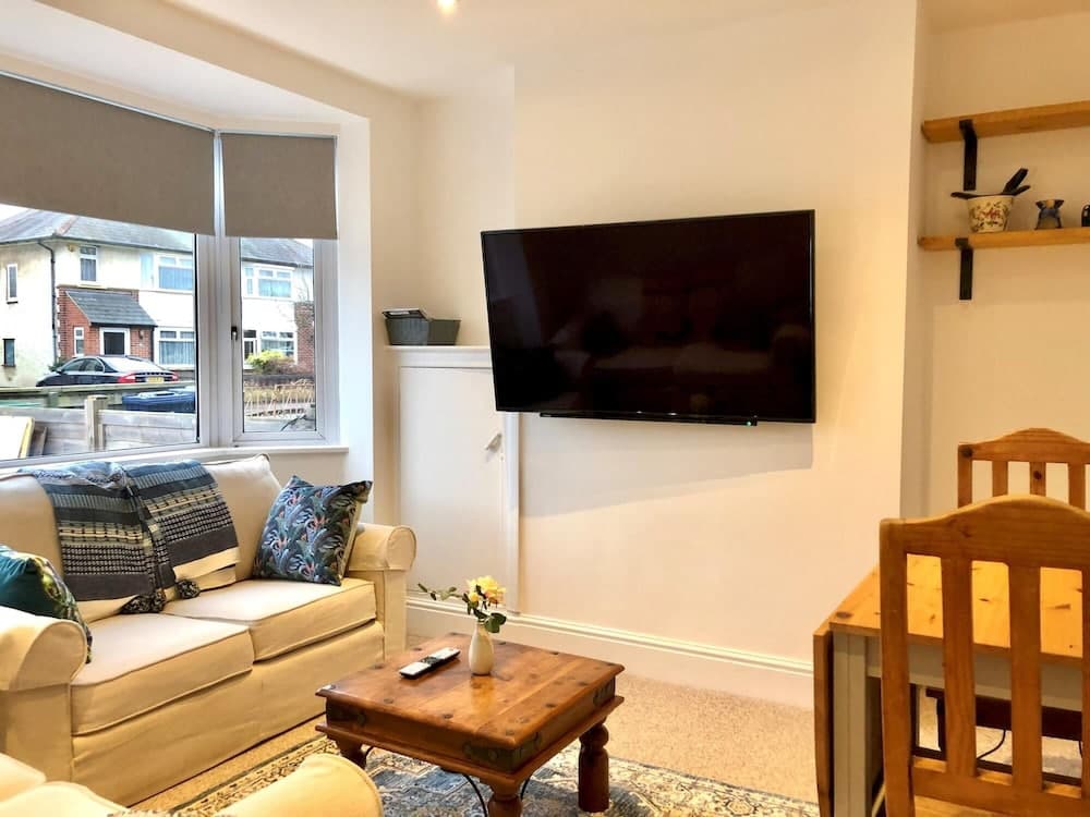 Tasteful 3-br House -private Parking Florence Park