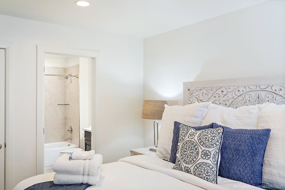 Le Blanc 365 5 Bedroom Home by RedAwning