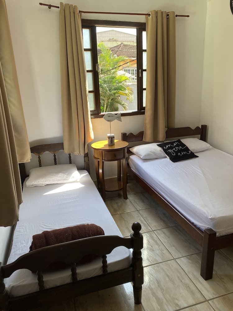 Suítes aconchegantes com piscina e praia