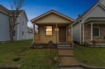 Updated Bunk House 4 Minutes To Lucas Oil - 8 Minutes To Downtown 3 Bedroom Home by Redawning