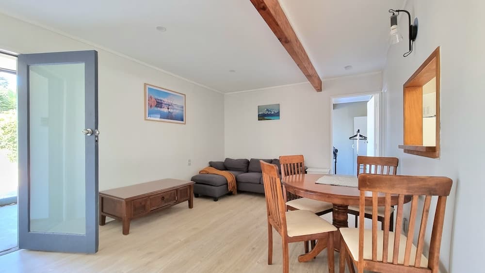 Lovely 2- Bedroom Unit with Free Parking