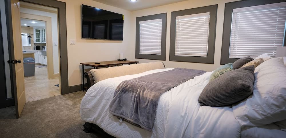 5Bdrm 3.5Bath 12Beds - HOME BIG AS TEXAS