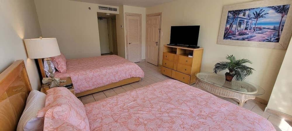 Beachfront Resort * Heated Pool * Sleeps Heaps (Saida Royale 9039) by RedAwning