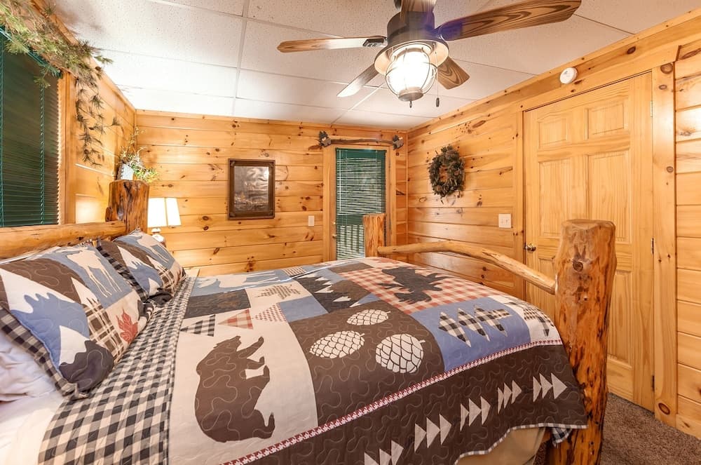 Moose Tracks 3 Bedroom Cabin by RedAwning