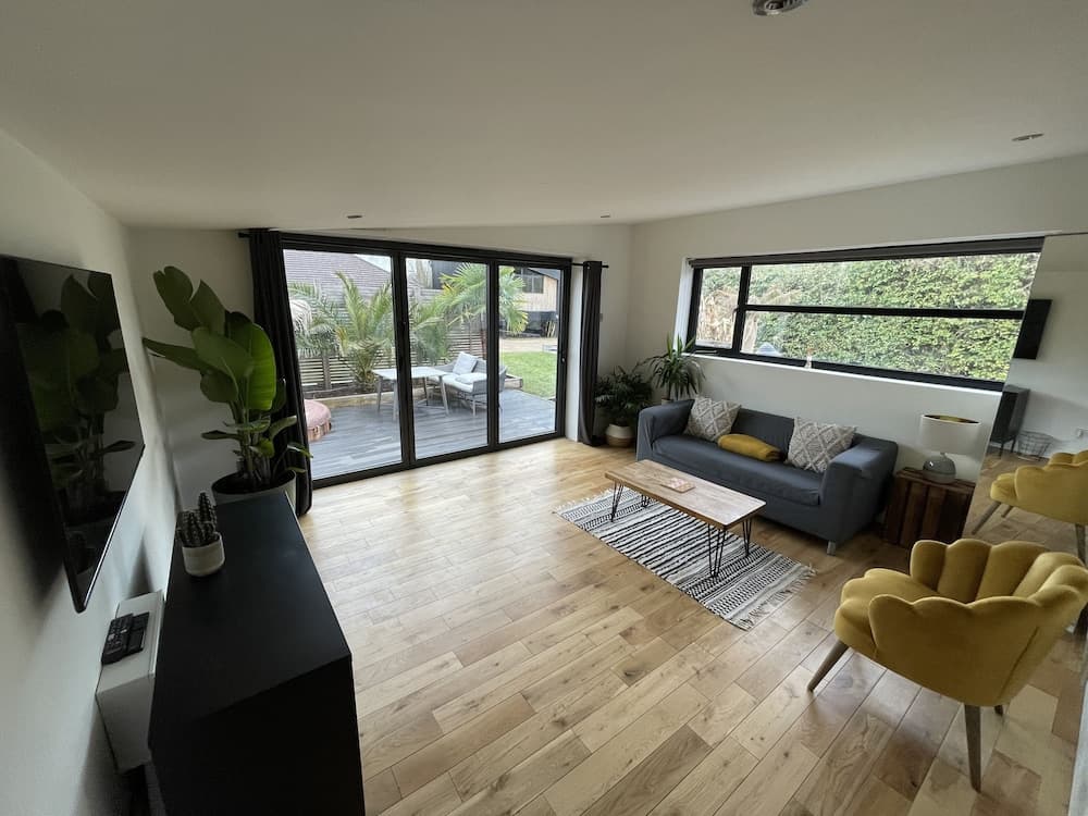 Maygrove Retreat - Sleeps 2 - Jacuzzi - Parking