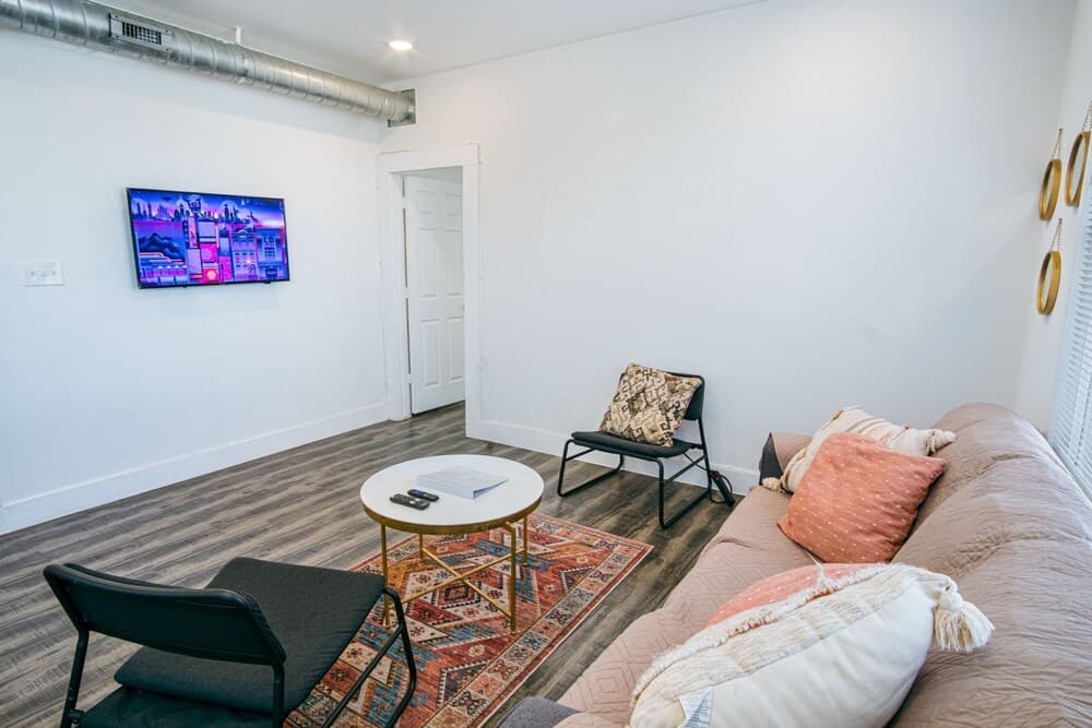 Impressive Cozy Historic 2BR Apt Near Downtown