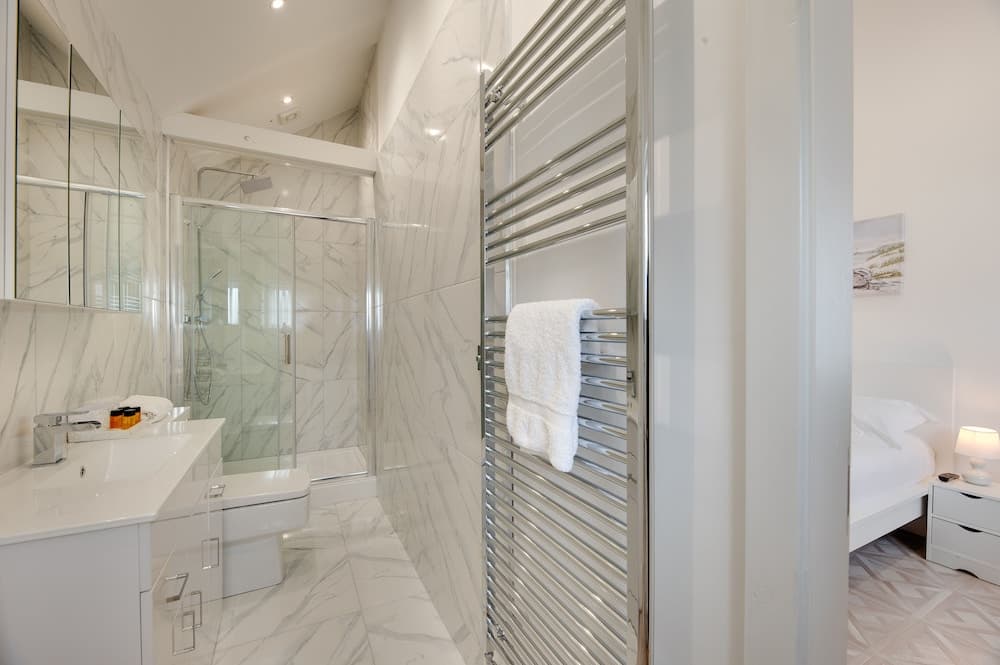 Week2Week Wonderful Coastal Cottage with Garden