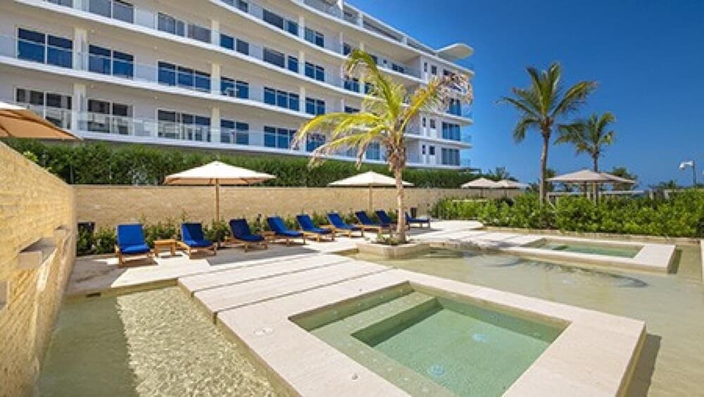 Spacious Apartment in a Modern Condominium w Lovely View