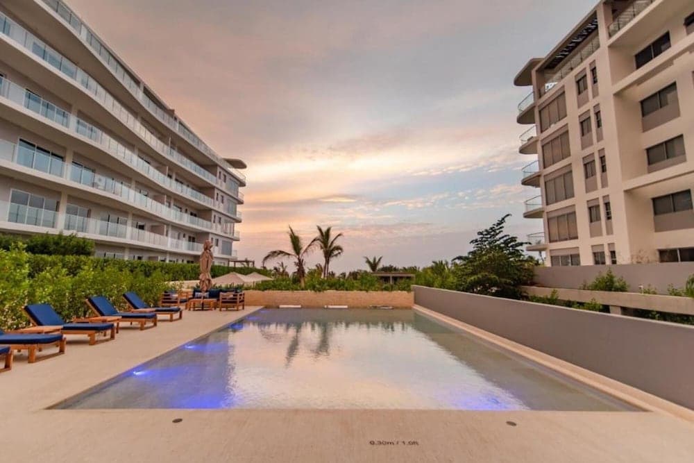 Spacious Apartment in a Modern Condominium w Lovely View