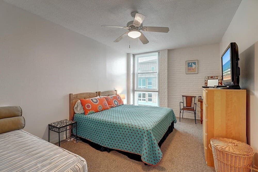 Channelview 202 3 Bedroom Condo by Redawning