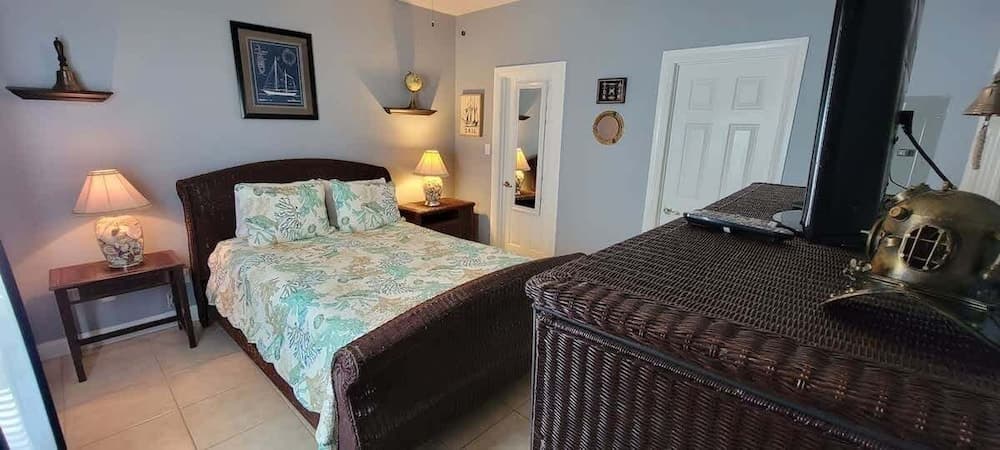 EZ Walk to Beach * Swanky 2 bedroom * Sleeps Tons (Mar y Sol II #1) by RedAwning