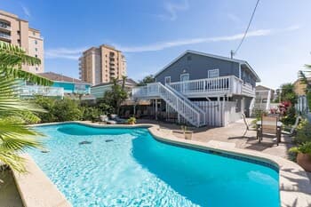 Gorgeous Beach House With Pool