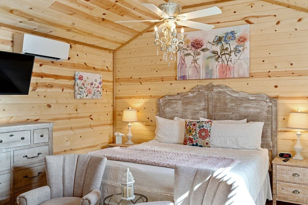 Fancy Cabin Right on Main St!